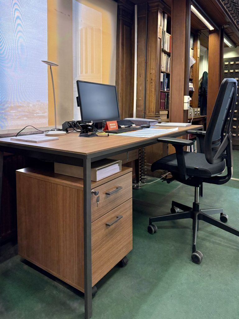 Bureau avec caisson roulant