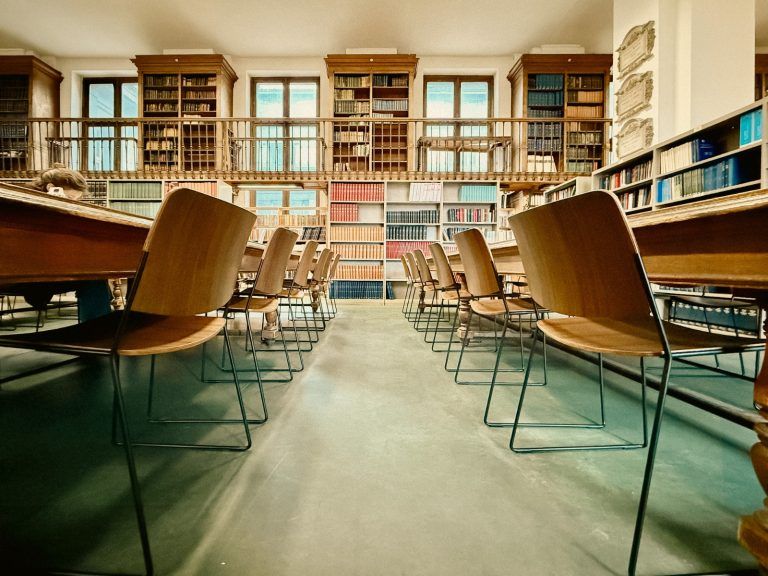 Ameublement dans bibliothèque